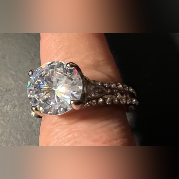 Woman’s ring - Picture 4 of 13